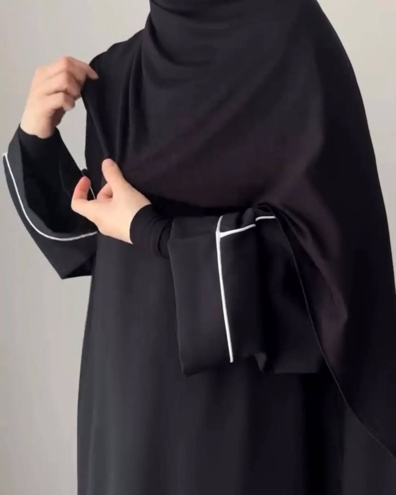 Piped Abaya With Staller